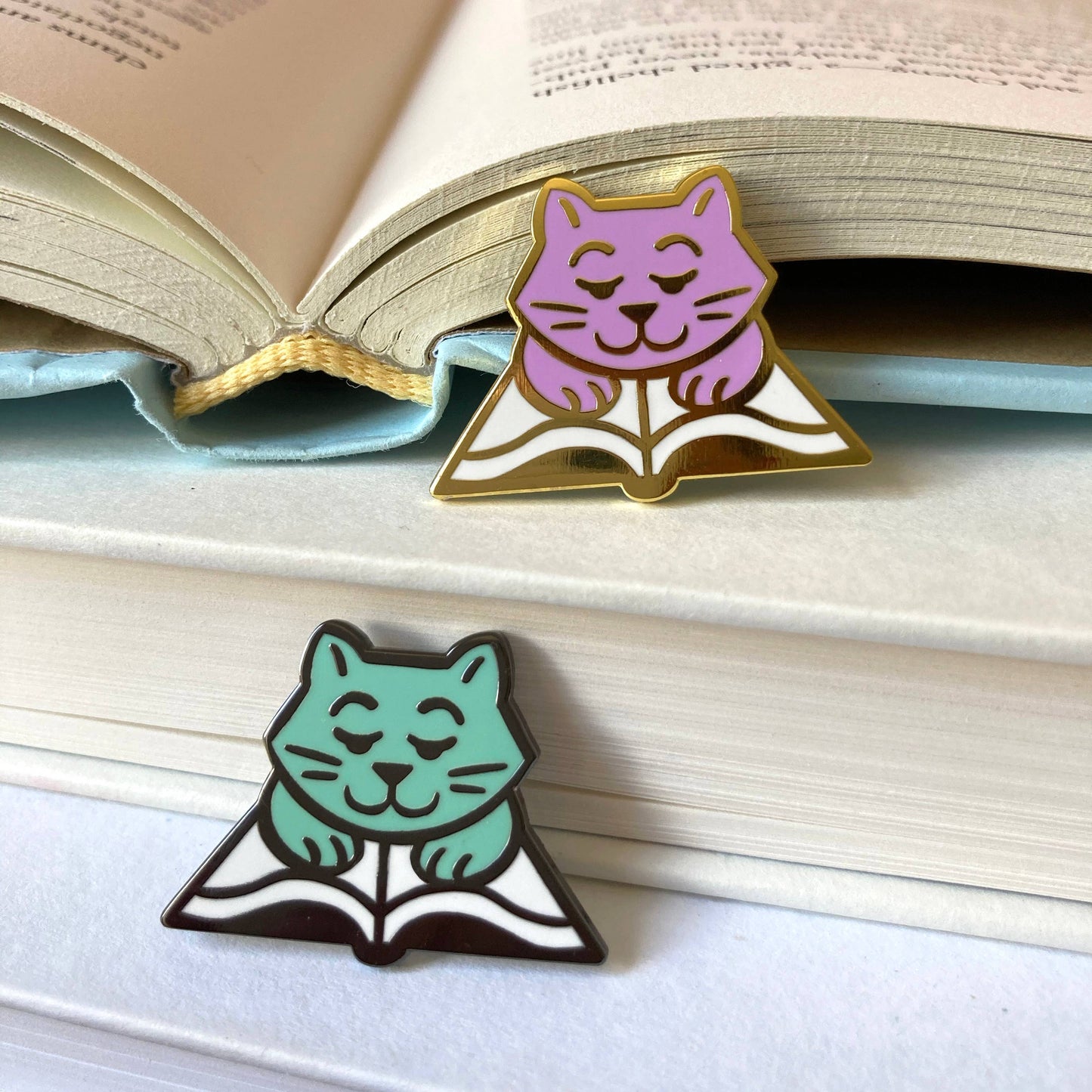 Book Cat enamel pin - Bookish gift - cat book: Gold metal / lavender