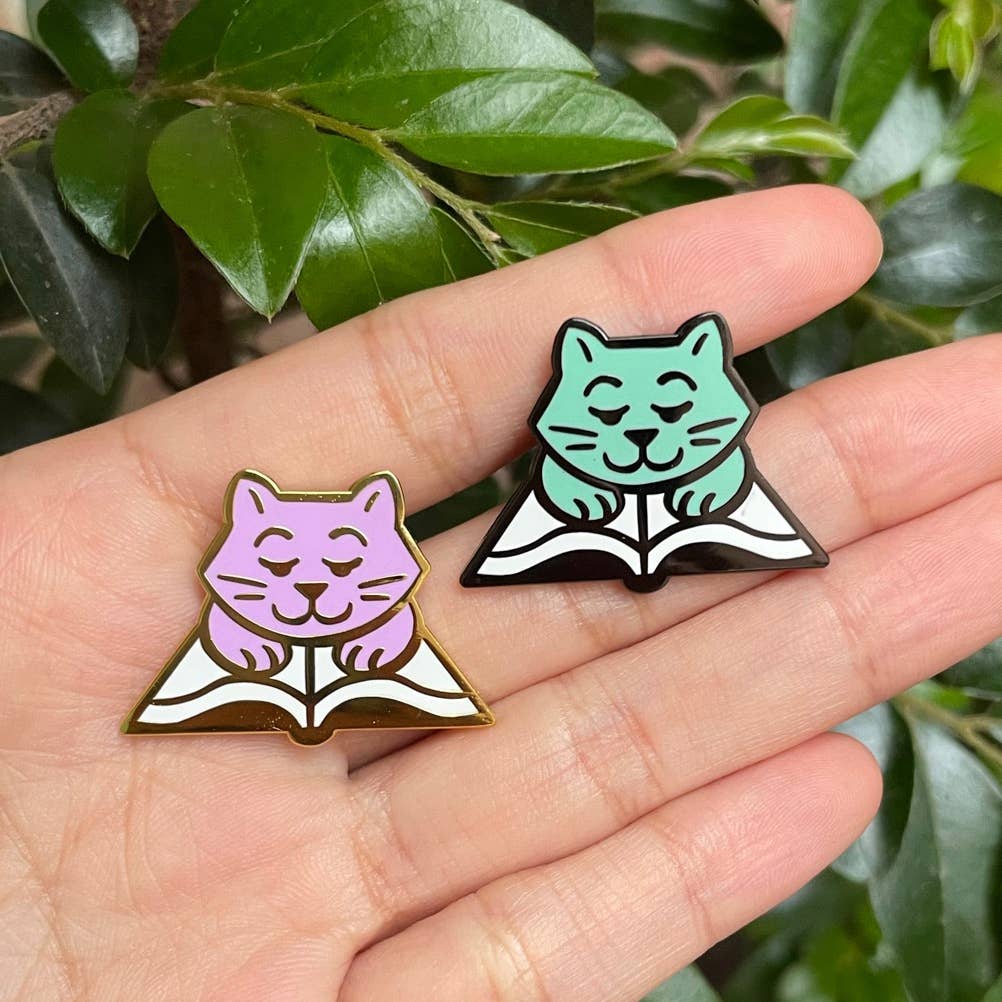 Book Cat enamel pin - Bookish gift - cat book: Gold metal / lavender