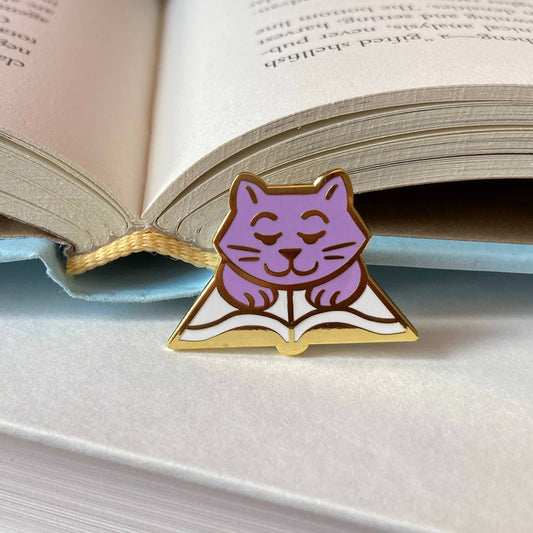 Book Cat enamel pin - Bookish gift - cat book: Gold metal / lavender