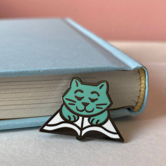 Book Cat enamel pin - Bookish gift - cat book: Black metal / blue
