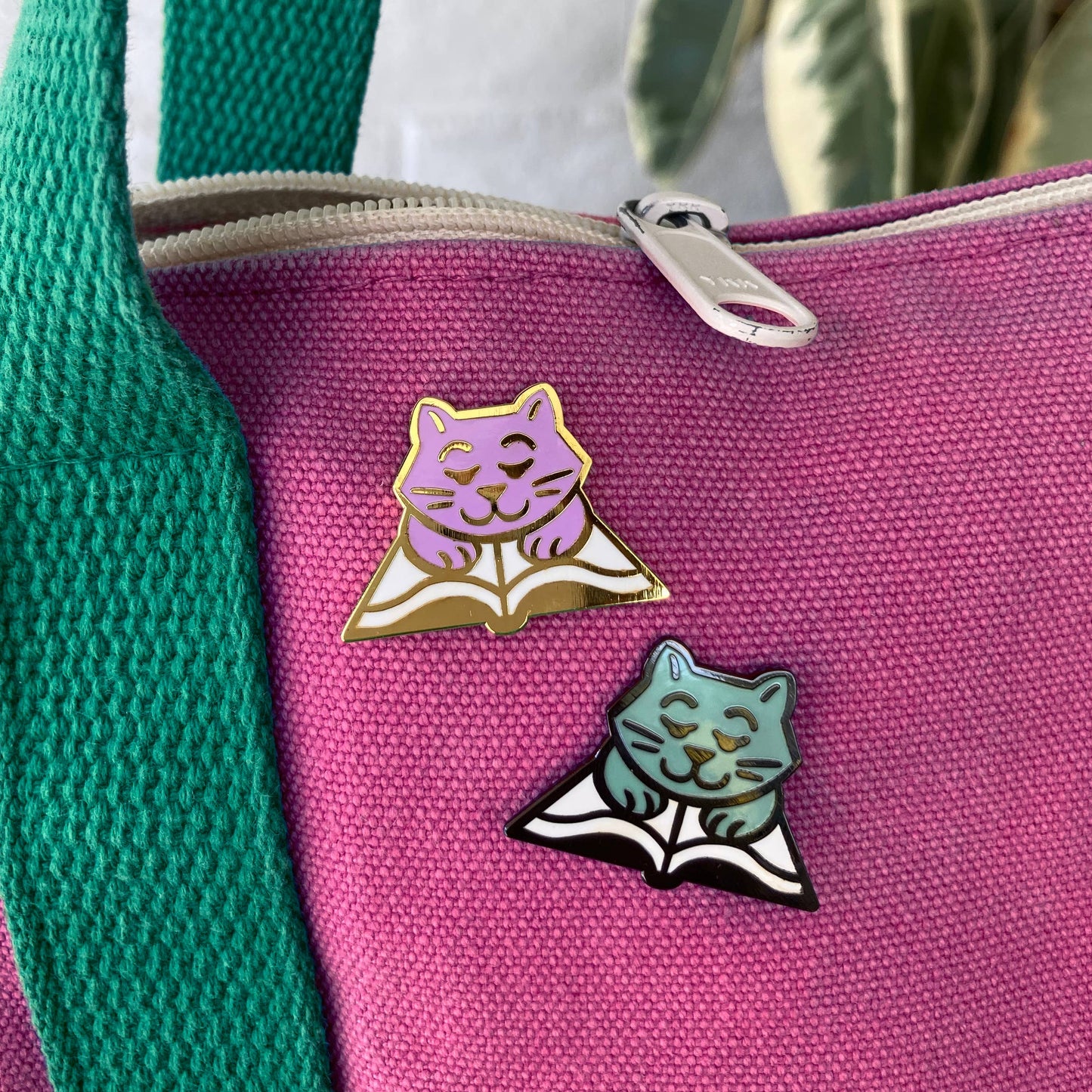 Book Cat enamel pin - Bookish gift - cat book: Gold metal / lavender